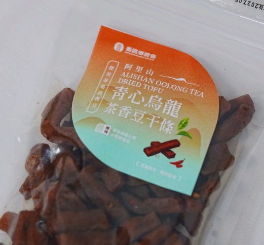 0804結-阿里山青心烏龍茶香豆干條 ( 辣味 ) $185元/包